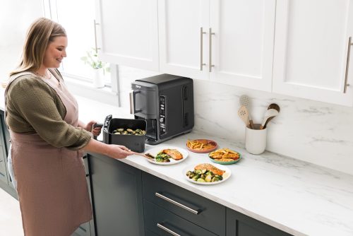 R_SL400UK_InUse_Kitchen_OnCounter_RemovingFood_Woman (1) R_SL400UK_InUse_Kitchen_OnCounter_RemovingFood_Woman (1)